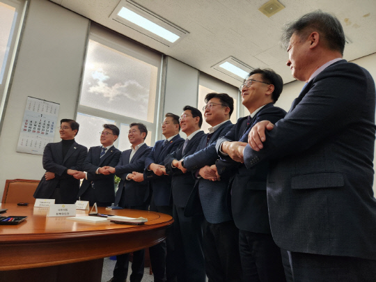 9일 오전 서울 여의도 국회에서 열린 국정협의체 첫 실무협의에서 참석자들이 손을 잡고 기념촬영을 하고 있다. 안소현 기자